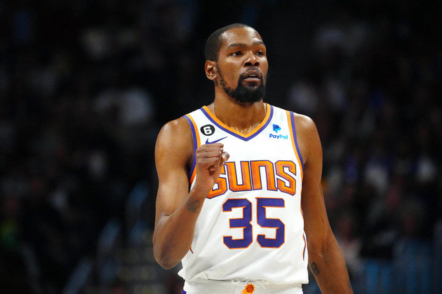 10º Kevin Durant (basquete)Fechando a lista dos dez atletas mais bem pagos do mundo, o norte-americano do Phoenix Suns recebe, anualmente, R$ 450 milhões. Sendo o terceiro atleta da modalidade no ranking, Durant, aos 34 anos, coleciona pouco mais de 13 milhões de admiradores nas redes sociais