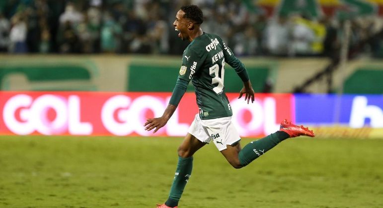 Atacante Kevin comemora o gol da vitória contra o Ceará pelo Brasileirão 2021, em Barueri