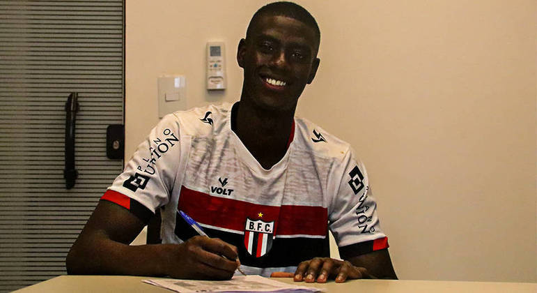 Zagueiro colombiano Kevin Saucedo assinou com o Botafogo-SP para o Paulistão 2022