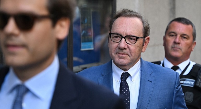 O ator Kevin Spacey nega qualquer prática de abuso