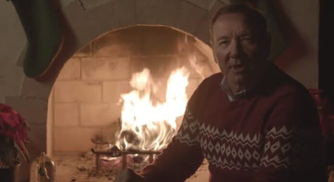Kevin Spacey volta a incarnar Frank Underwood em vídeo bizarro de Natal