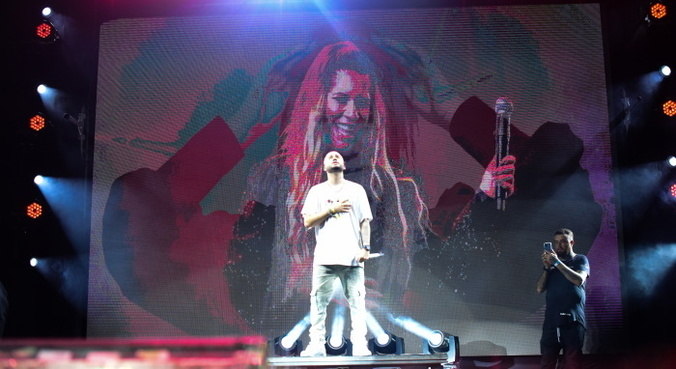 Durante show em evento de GKay, Kevinho se emocionou ao homenagear Marília 