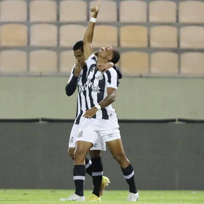 Kevyson festeja seu primeiro gol na competição para o Santos