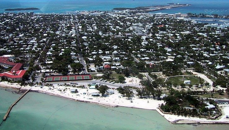 Key West (EUA)Depois de votar para aprovar as próprias restrições de filtro solar em 2019, a cidade de Key West foi impedida em 2020 pelo então governador da Flórida, Ron Desantis, de proibir qualquer protetor. Um porta-voz da cidade diz que a cidade ainda se esforça para manter a restrição, embora não tenha planos atuais de rever a legislação de proteção solar. Ainda assim, os visitantes podem se alinhar com os tentativas reprimidas de Key West e escolher um protetor solar não nanomineral