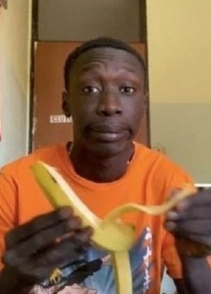 Kabhane faz piada com vídeo que dificulta a forma de descascar banana