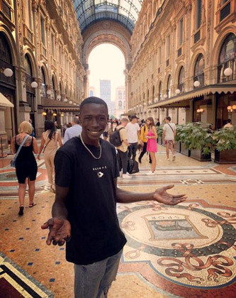Khaby Lame tem 22 anos e é senegalês. Com só um ano, ele e a família se mudaram para as proximidades de Turim, na Itália. A sua relação com o país é tão profunda que ele se diz mais italiano do que senegalês. 