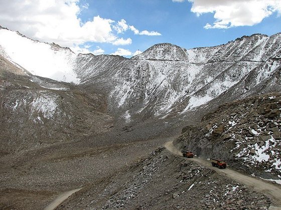 Khardung La (Índia) - Construída em 1976, fica num desfiladeiro na região de Ladakh e fecha de outubro a maio, período de mais nevasca. 