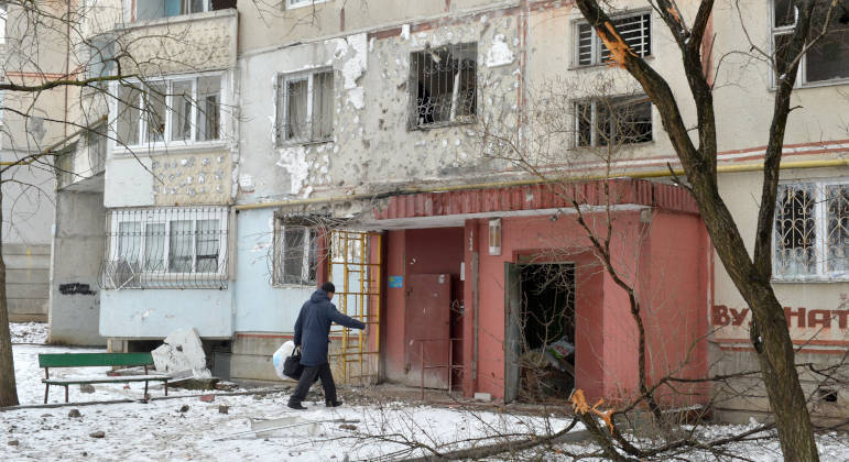 Edifício danificado por recente bombardeio russo em Kharkiv, na Ucrânia