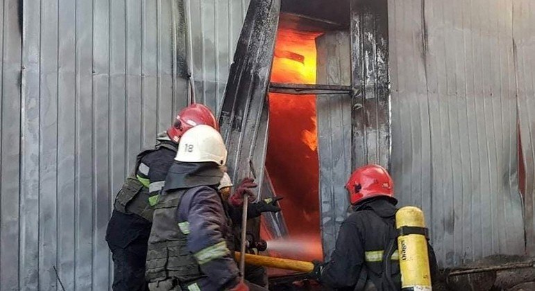 Bombeiros se aproximam de um incêndio após bombardeio russo a Kharkiv
