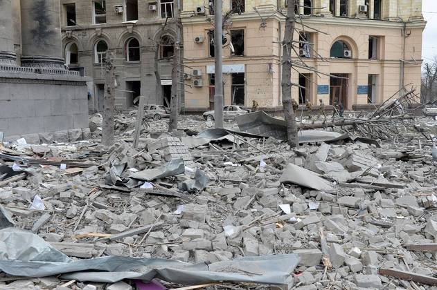 O exército russo bombardeou o centro de Kharkiv — segunda maior cidade da Ucrânia, perto da fronteira com a Rússia —, e os projéteis estão atingindo a sede da administração local, informou o governador da região, Oleg Sinegubov. 