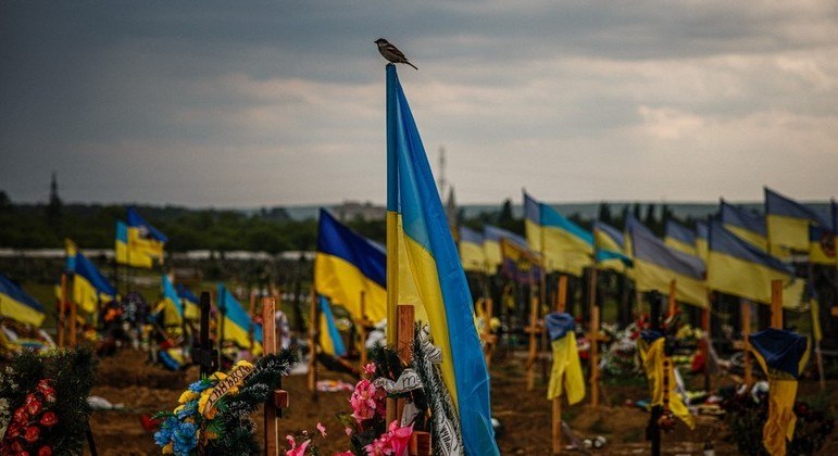 Bandeiras da Ucrânia foram fincadas em cemitério de Kharkiv