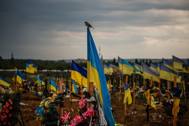 Também segundo a ONU, pelo menos 3.309 civis morreram devido aos confrontos entre russos e ucranianos. As Nações Unidas alertam para um número muito maior, já que diversas partes do país estão sitiadas, sem a possibilidade de acesso por parte de funcionários da ONU