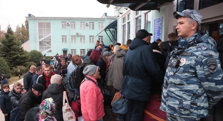 Pessoas que chegaram de Kherson esperam em estação ferroviária na Crimeia