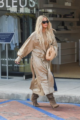 Já Khloé Kardashian escolheu um look em vários tons de nude, com botas até os joelhos