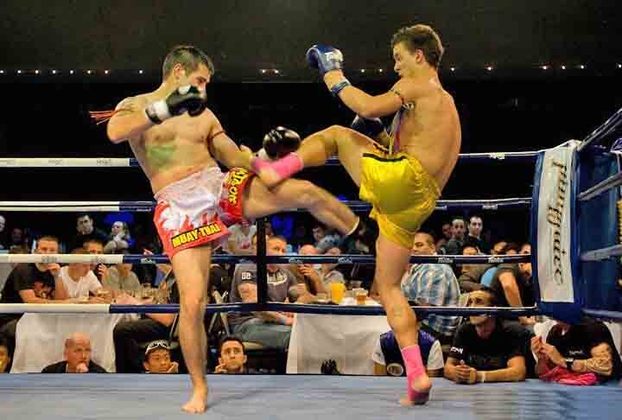 Kickboxing- Surgiu no Japão e nos Estados Unidos na década de 1960, como uma combinação de técnicas de Boxe e Karatê. Também combina elementos do Muay Thai. Admite socos, chutes, joelhadas e cotoveladas.