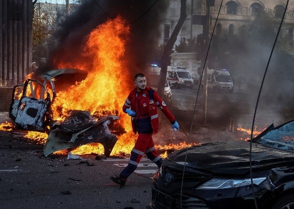 E como parte da 'vingança' pela explosão da ponte na Crimeia, a Rússia intensificou ataques contra Kiev. A última vez em que a capital ucraniana havia sido atacada tinha sido no final de junho. Nos dias após o atentado, dezenas de civis foram mortos em decorrência das fortes explosões. Putin confirmou a autoria dos disparos de mísseis e informou que novos atos de 