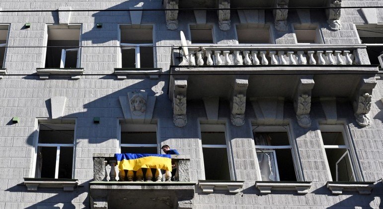 Prédio em Kiev com as janelas quebradas após ataque russo contra a cidade
