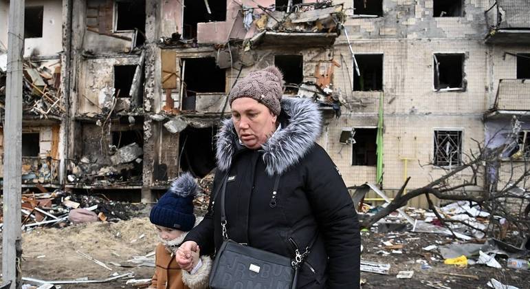Mulher e criança deixam Kiev após bombardeios