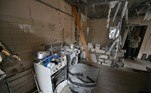 Os moradores e fundações de caridade contribuíram com grandes somas, mas Kyrylenko explica que ainda são necessários pelo menos 2 milhões de grívnias (cerca de R$ 280 mil) para proteger o prédio do inverno. 'Oito famílias vivem aqui hoje e continuarão a fazê-lo', diz ele. O apartamento do quarto andar de um dos moradores, Viktor Murygin, de 63 anos, milagrosamente sofreu danos mínimos, com apenas pequenas marcas nas paredes visíveis após dias de chuva