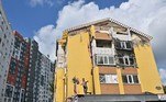Mais de uma centena de edifícios residenciais em Irpin, chamada de 'cidade heroica' pelo presidente Volodmir Zelenski por conter os russos no avanço em direção à capital, foi severamente danificada nos combates. Após a retirada das tropas de Moscou no fim de março, os moradores agora enfrentam uma nova ameaça: uma corrida contra o tempo para consertar as casas antes do início do inverno