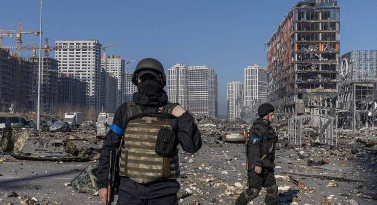 Rússia prometeu 'reduzir drasticamente' o número de tropas em Kiev
