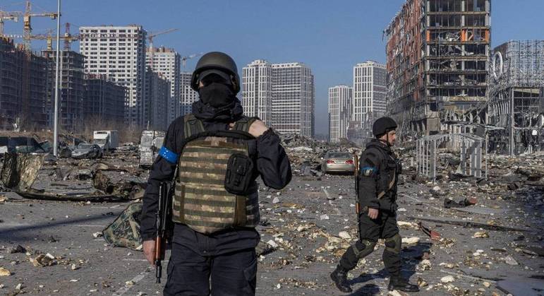Militares ucranianos são vistos após um atentado em um shopping center em Kiev
