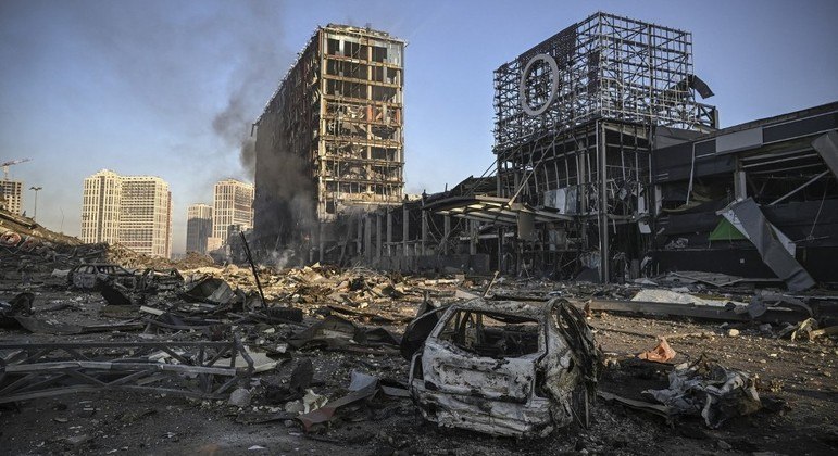 Fumaça sobe após um ataque russo ao shopping Retroville em Kiev