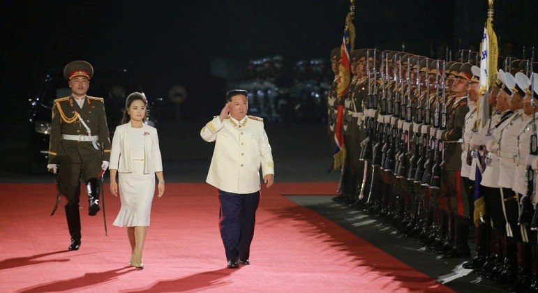 O líder da Coreia do Norte, Kim Jong Un, comparece a um desfile militar