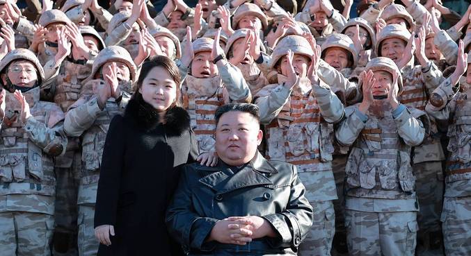 Kim Jong-um, ditador da Coreia do Norte, com sua filha Ju Ae