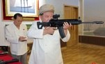 O líder da Coreia do Norte manuseou e se arriscou com armas fabricadas em série