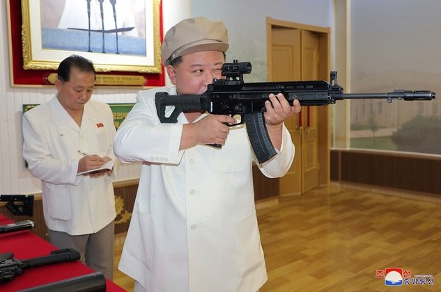 O líder da Coreia do Norte manuseou e se arriscou com armas fabricadas em série