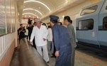 Kim Jong-un foi recebido nas fábricas pelos vice-diretores do Departamento de Indústria de Munições do Comitê Central do Partido e altos funcionários das fábricas