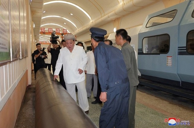 Kim Jong-un foi recebido nas fábricas pelos vice-diretores do Departamento de Indústria de Munições do Comitê Central do Partido e altos funcionários das fábricas
