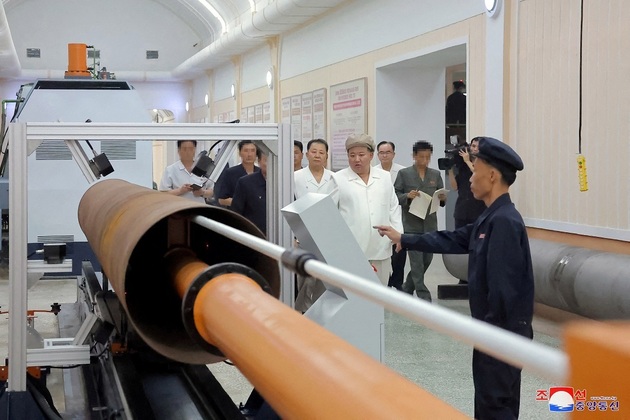 Kim visitou uma instalação que produz motores para veículos aéreos armados não tripulados, assim como linhas de produção de projéteis para lançadores de foguetes de elevado calibre, informou a agência estatal KCNA