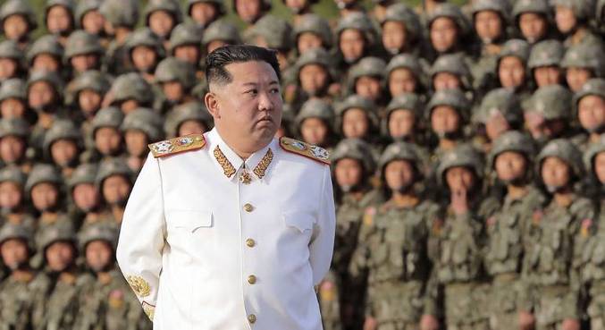 Coreia do Norte exibe poderio militar e comemora estar livre da covid