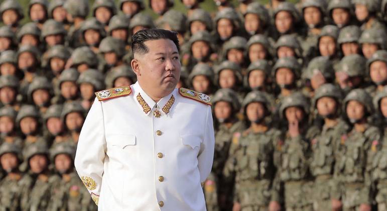 No último domingo (5), o ditador norte-coreano Kim Jong-un autorizou o disparo de oito mísseis balísticos de curto alcance em direção ao mar. Os projéteis partiram da área de Sunan, na capital norte-coreana, Pyongyang, e voaram entre 110 km e 600 km em altitudes entre 25 km e 90 km. Leia mais na reportagem