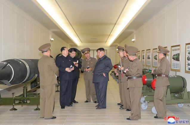 O líder norte-coreano também 'estimulou a continuidade da produção de armas nucleares potentes', acrescentou a agência. Fotografias divulgadas pelo jornal oficial Rodong Sinmun mostram Kim, cercado por soldados, inspecionando uma fileira de supostas ogivas nucleares identificadas como Hwasan-31, que significa vulcão, em coreano. Tais ogivas, de cor verde, podem ser montadas em diferentes tipos de mísseis, de acordo com as tabelas e diagramas observados nas paredes