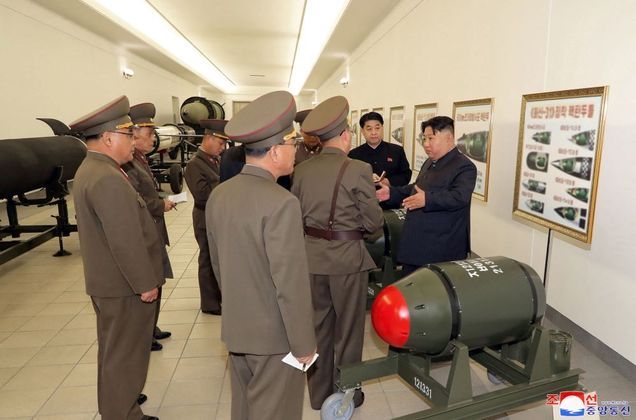 SÉTIMO TESTE NUCLEAR?A Coreia do Norte se declarou no ano passado uma potência nuclear 'irreversível' e Kim defendeu recentemente o aumento 'exponencial' na produção de armas, incluindo as de tipo nuclear tático. A imprensa estatal divulgou nesta terça-feira uma série de relatórios sobre a questão nuclear, um indício de que o país está preparando o sétimo teste nuclear de sua história, segundo analistas. 'A Coreia do Norte revelou uma ogiva nuclear tática significativamente reduzida e muitos questionam se pode realmente explodir', disse Cheong Song-chang, pesquisador do Instituto Sejong. 'Aumenta a possibilidade de que a Coreia do Norte execute seu sétimo teste nuclear com estas ogivas nucleares táticas', informou à AFP
