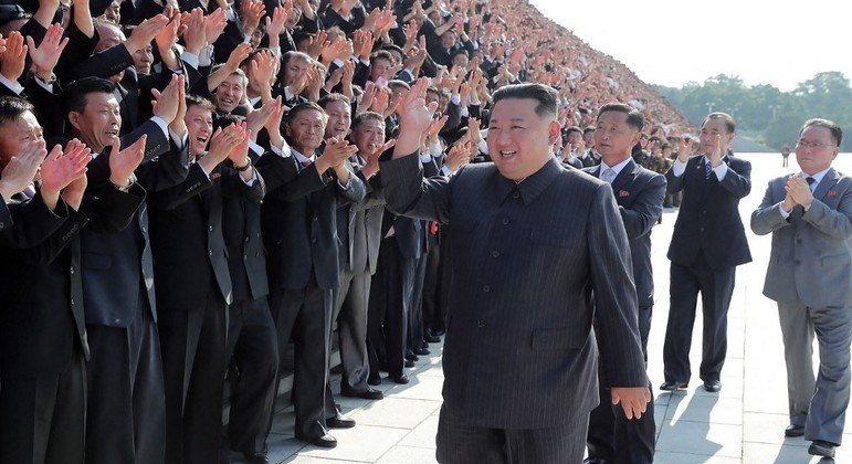 Kim Jong Un foi ovacionado por representantes do governo norte-coreano