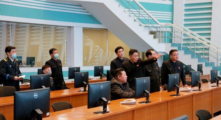 Kim Jong-un em visita à Administração de Desenvolvimento Nacional Aeroespacial
