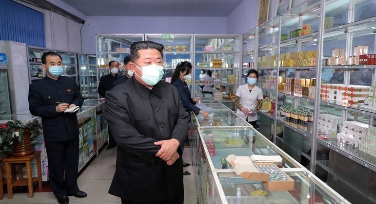 Ditador Jong-un deseja farmácias mais bem abastecidas para luta contra a Covid
