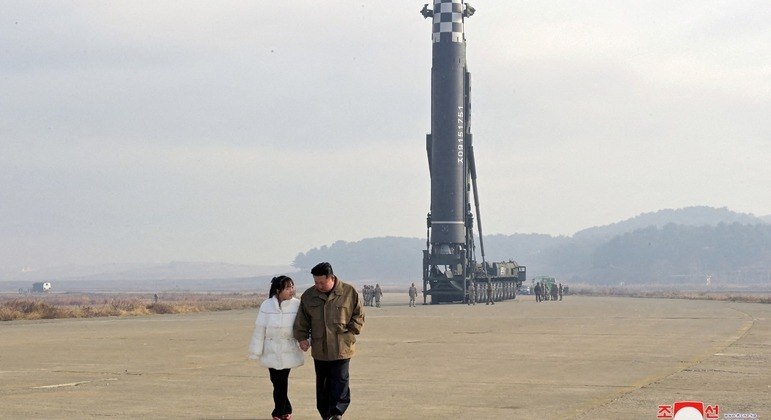 O líder norte-coreano Kim Jong-un e sua filha se afastam de um míssil balístico intercontinental