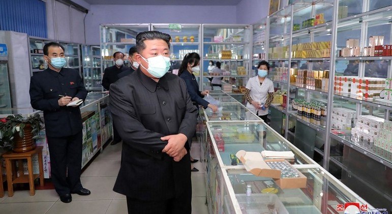 O líder da Coreia do Norte, Kim Jong-un, visita uma farmácia
