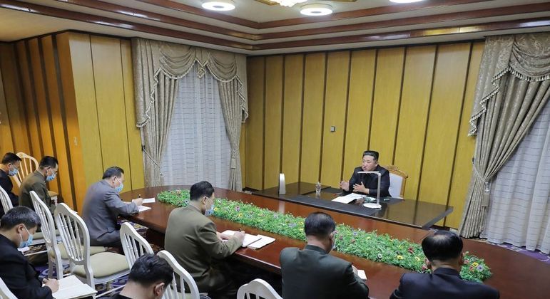 O líder Kim Jong-un em suposta reunião para tratar do combate à pandemia na Coreia do Norte

