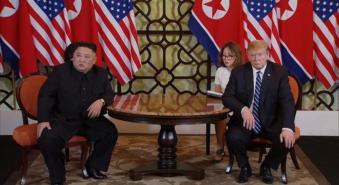 Kim Jong-un e Donald Trump em entrevista coletiva nesta quinta-feira (28)