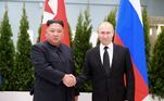 Influência comunista — Embora o comunismo
tenha sido a força motriz na formação dos sistemas políticos tanto da Rússia
quanto da Coreia do Norte, suas manifestações contemporâneas são
significativamente diferentes: enquanto na Rússia o comunismo se tornou uma
entre várias forças políticas em um sistema mais pluralista, na Coreia do Norte
ele continua a ser a ideologia dominante e onipresente que molda quase todos os
aspectos da vida