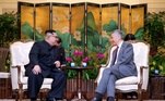 O líder da Coréia do Norte, Kim Jong Un, encontra-se com o primeiro-ministro de Cingapura, Lee Hsien Loong, no Istana, em Cingapura