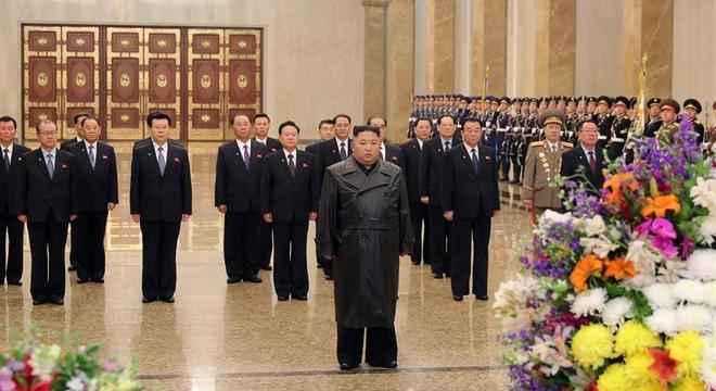 Kim Jong-un reaparece em público para homenagear seu pai - Notícias - R7  Internacional