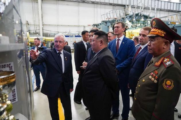 Kim Jong-un visita fábrica de aviões na Rússia