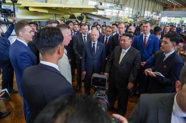 Kim Jong-un visita fábrica de aviões na Rússia